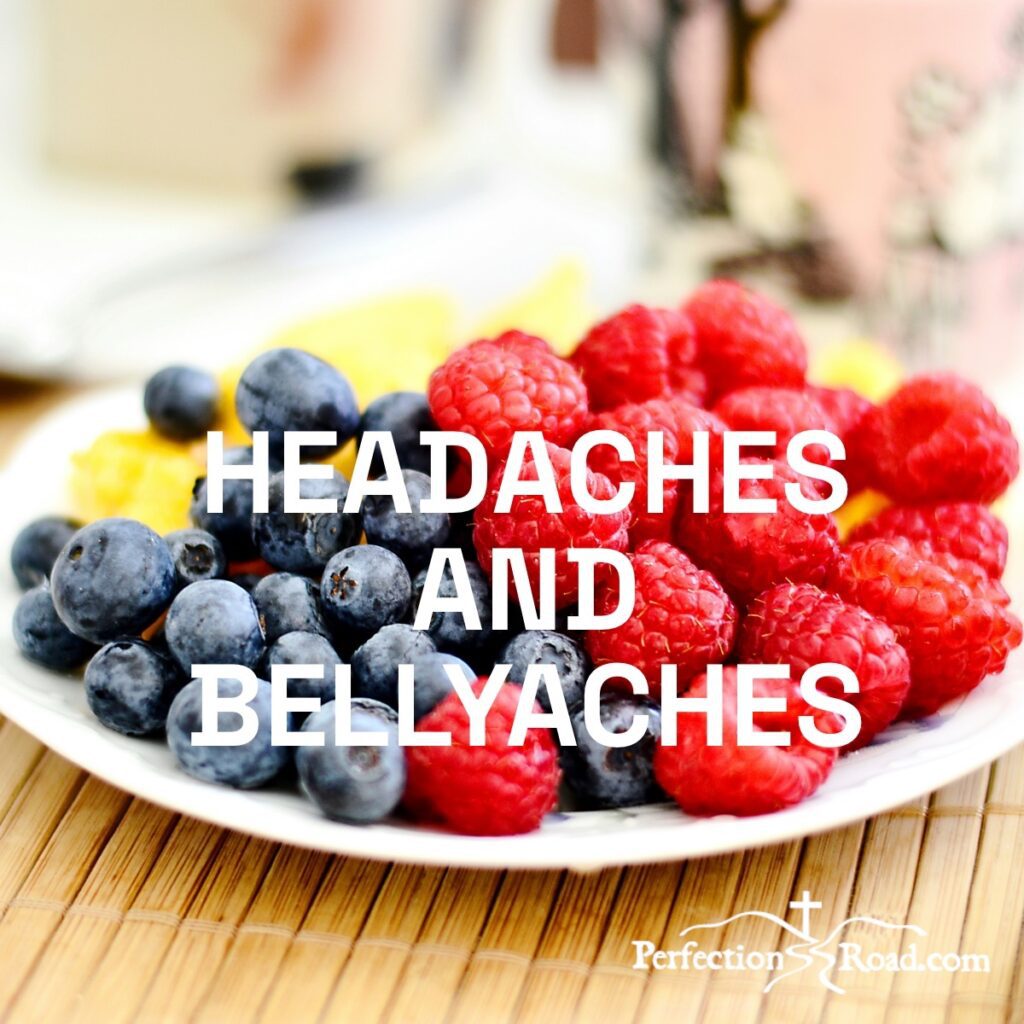 A plate of berries on top of a table.